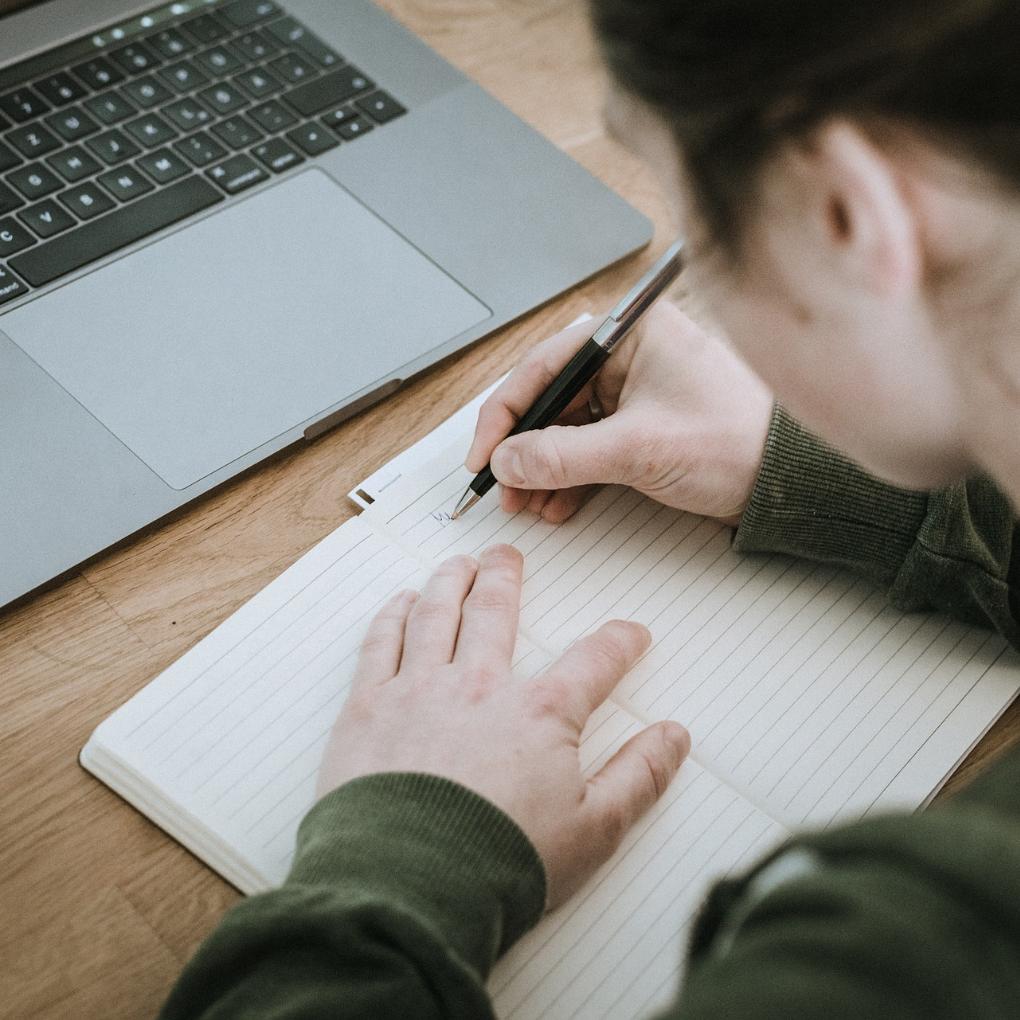 Frau schreibt vor Laptop