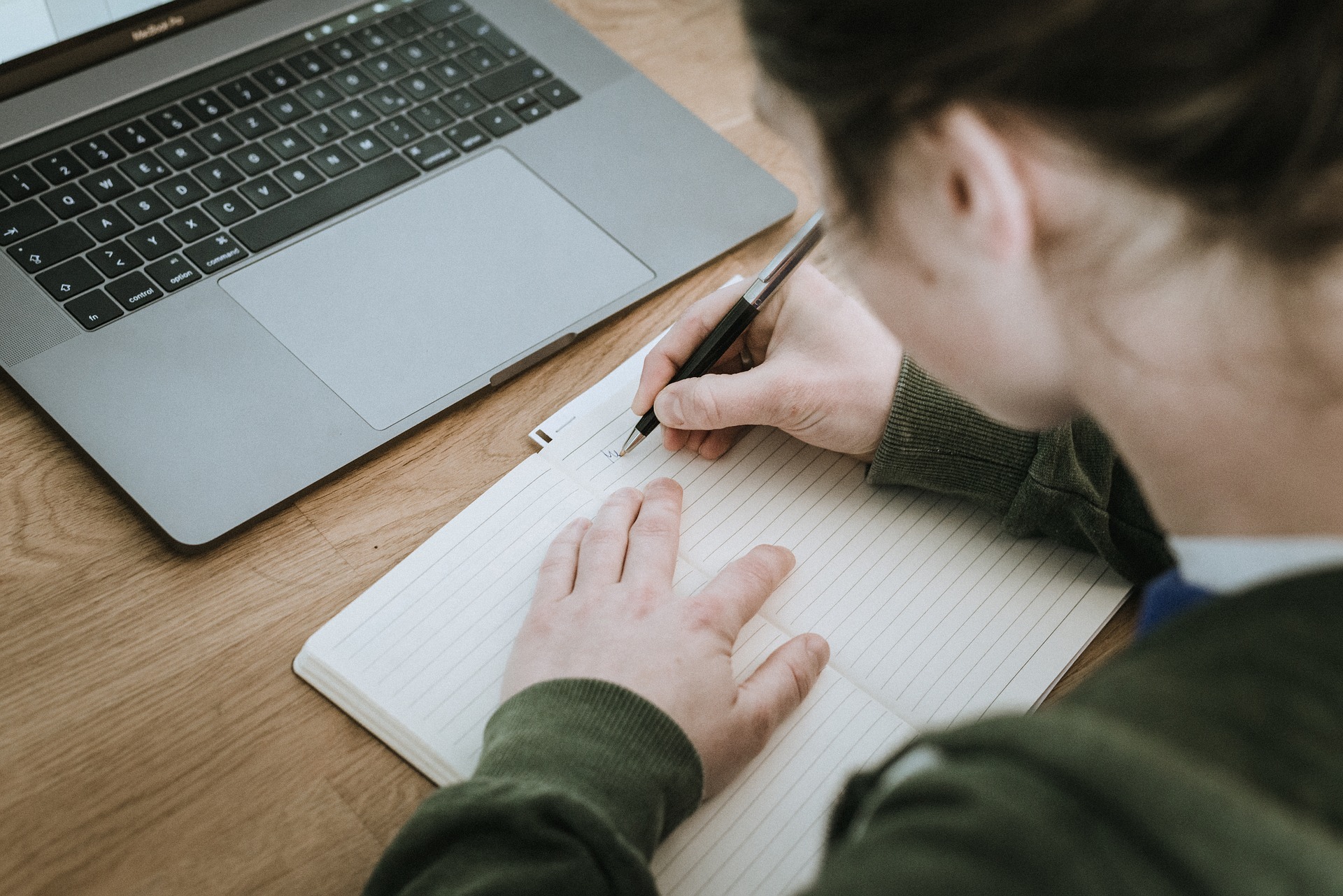 Frau schreibt vor Laptop