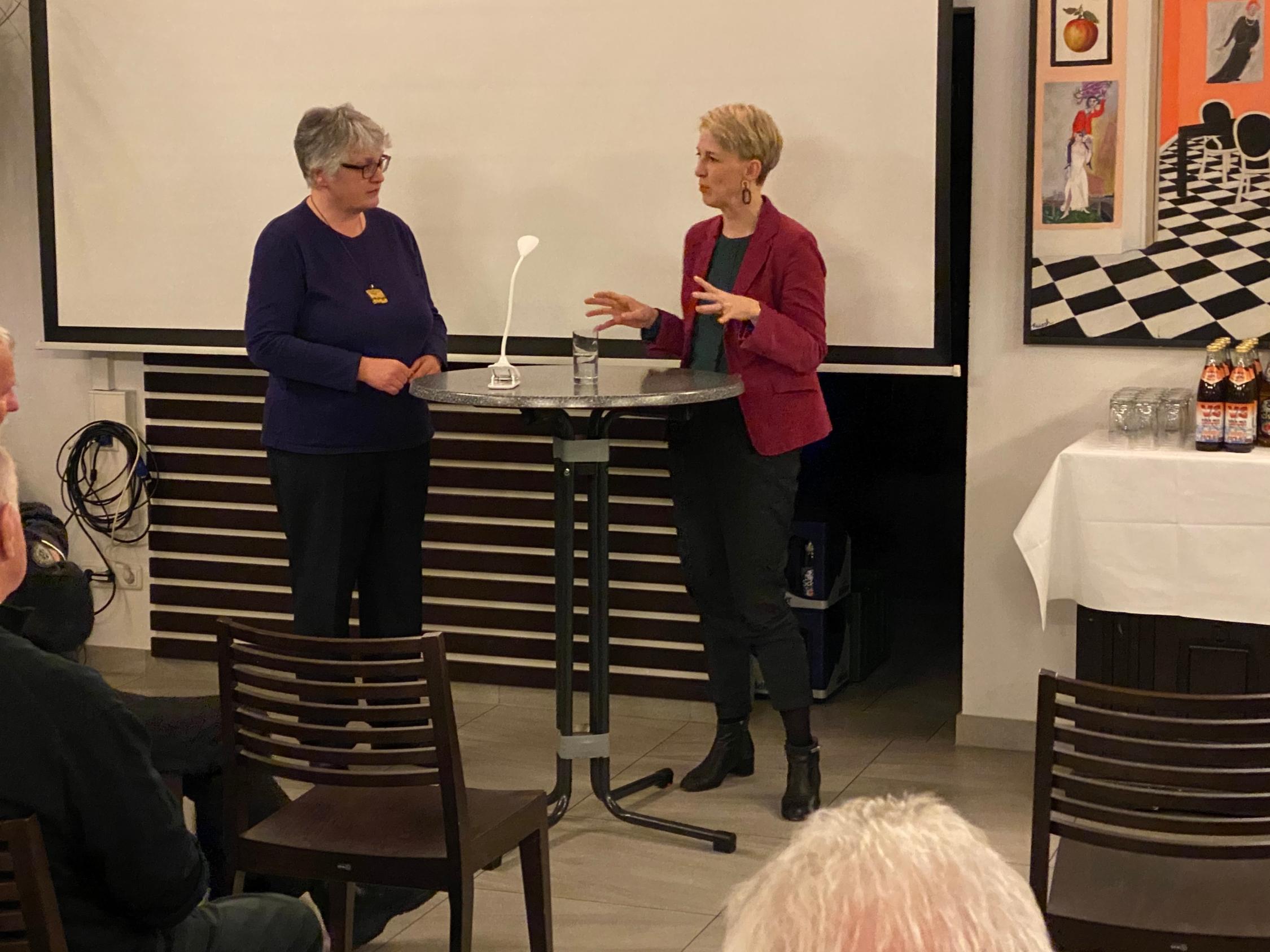 Gabriele Riffert interviewt Katrin Habenschaden im Hansa Haus.