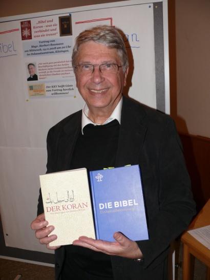 Msgr. Baumann mit Koran und Bibel