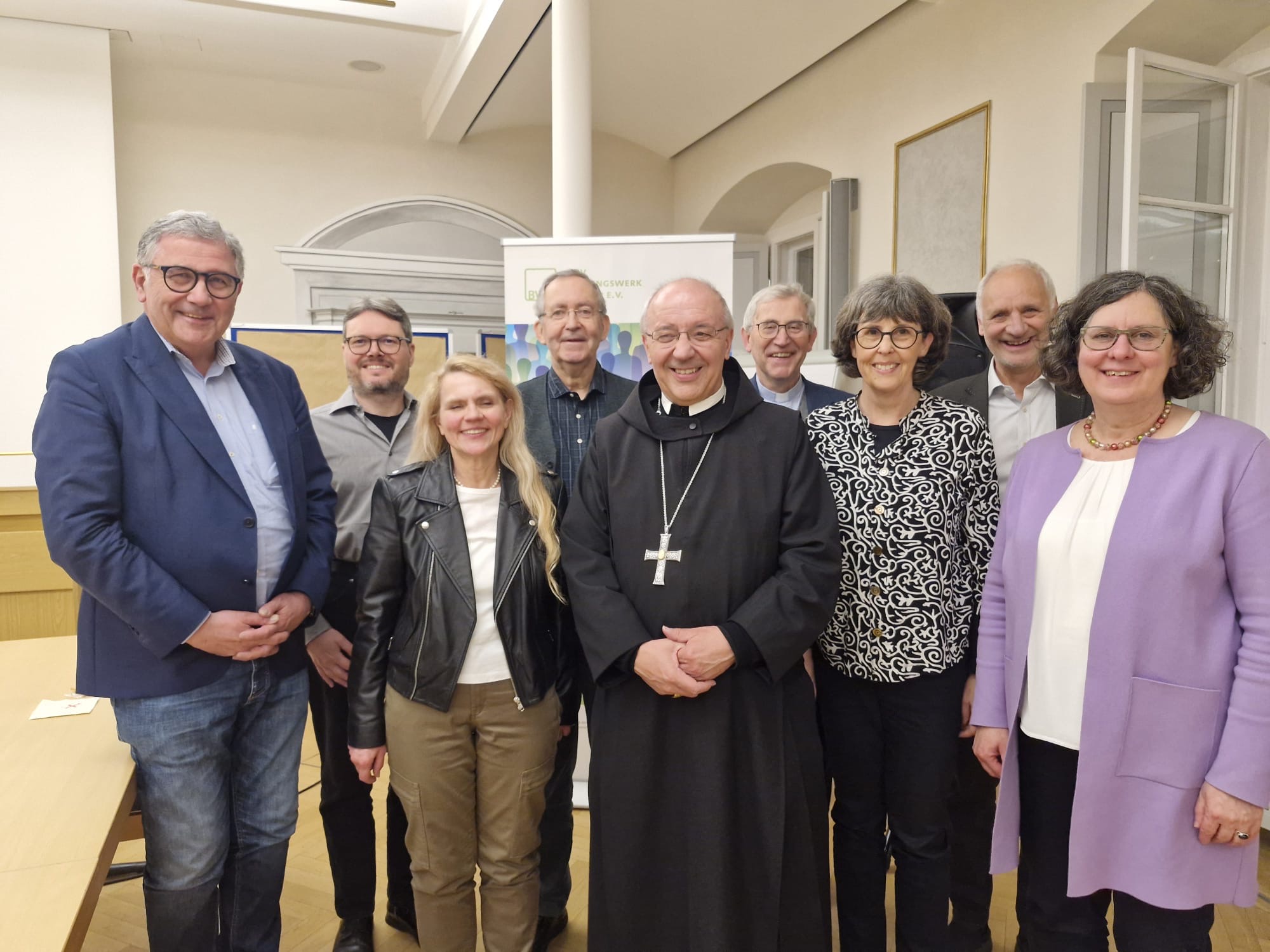 Die Weltenburger Gespräche versammelten renommierte Referenten aus Kunst und Seelsorge v.l.n.r. KKV-Landesvorsitzender Prof. Georg Steiner, Komponist Philipp Ortmeier, Malerin Yvonne Kirchner, Kulturreferent i.R. Klemens Unger, Abt Thomas Freihardt OSB, Bischofsvikar Dr. Johann Hintermaier aus Linz, Musikerin Stephanie Schwab, Domkapellmeister i.R. Roland Büchner und Angelika Maucher, die Hauptabteilungsleiterin Seelsorge im Bistum Augsburg.