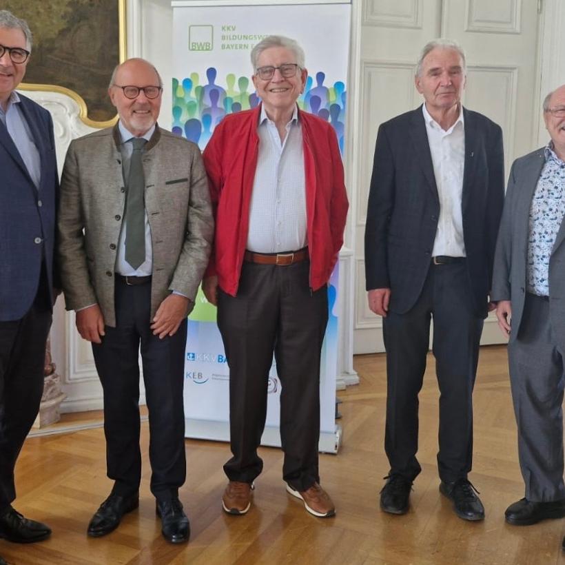Unser Bild zeigt die Redner der Abschlussmatinee des KKV-Hirschberg-Forums v.l.n.r. KKV-Landesvorsitzenden Prof. Georg Steiner, KKV-Bundesvorsitzenden Josef Ridders, Staatsminister a.D. Dr. Thomas Goppel, Domvikar Pius Schmidt und den stellvertretenden Vorsitzenden des KKV-Bildungswerkes Klaus-Dieter Engelhardt